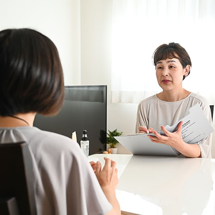 カウンセリングをしている女性の画像