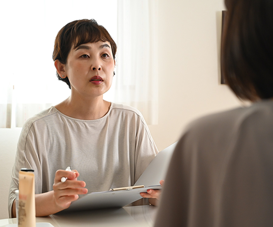 カウンセリングしている女性の画像